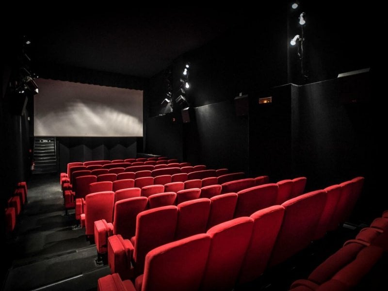 "بقّ الفراش" يوقف العروض... إغلاق 4 قاعات سينما في باريس