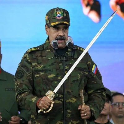 استعراض غير مسبوق… مادورو يلوّح بالسيف وسط توتر مع ترامب