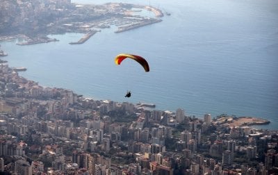 قرار استثنائي في جبل لبنان… وقف الـ Paragliding تزامنًا مع الزيارة البابوية (صورة)