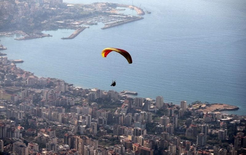 قرار استثنائي في جبل لبنان… وقف الـ Paragliding تزامنًا مع الزيارة البابوية (صورة)