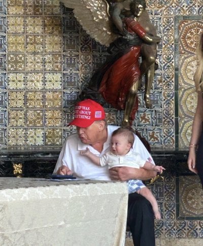 بالصور… لحظة عائلية خاصة بين ترامب وحفيده اللبناني