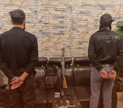 أسلحة حربية وأجهزة لاسلكية... 