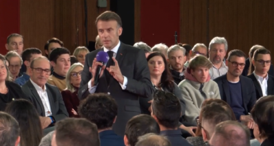  ماكرون يشدّد القبضة: حظر الهواتف في الثانويات بدءًا من العام المقبل (فيديو)
