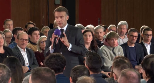  ماكرون يشدّد القبضة: حظر الهواتف في الثانويات بدءًا من العام المقبل (فيديو)
