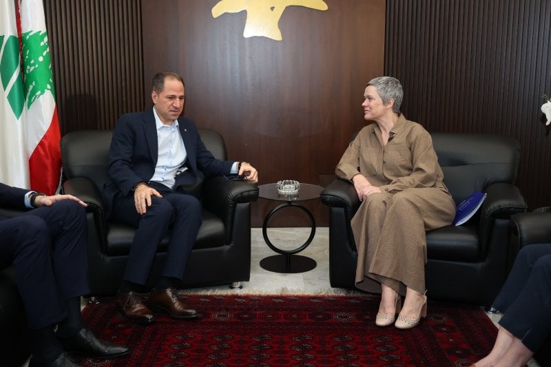 الجميّل خلال لقائه سفيرة الاتحاد الأوروبي: الاستقرار يبدأ باعادة القرار العسكري والأمني إلى الدولة