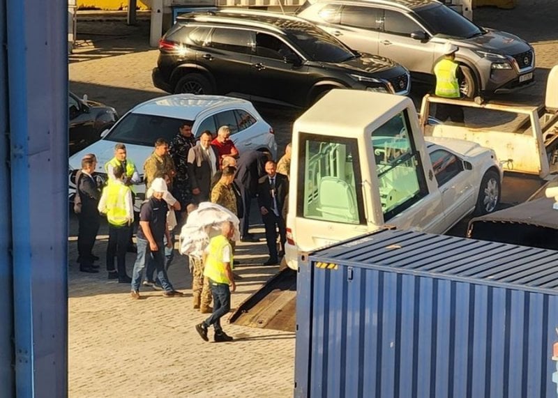 التحضيرات تتسارع… وصول "العربة البابوية" إلى مرفأ بيروت!