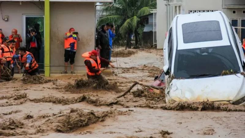 فيضانات مدمّرة تجتاح دول آسيوية… أكثر من 80 قتيلًا وعشرات المفقودين