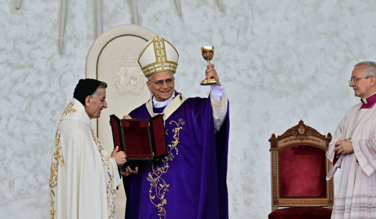 لحظة روحانية مميزة… البابا يقدّم هدية للراعي بعد القداس