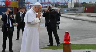 دموع وورود في المرفأ… البابا يضع إكليلًا ويصلّي على أرواح الضحايا (صور)