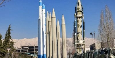 إعلام إسرائيلي: إيران تعيد تسليح حزب الله استعدادًا لمرحلة المواجهة