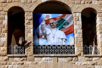 الزيارة البابوية… شعاع أمل للعمال في بلد يئنّ تحت وطأة الانهيار! 
