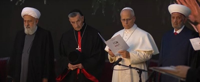 استقبال تاريخي من رؤساء الطوائف... البابا يصل ساحة الشهداء (فيديو)