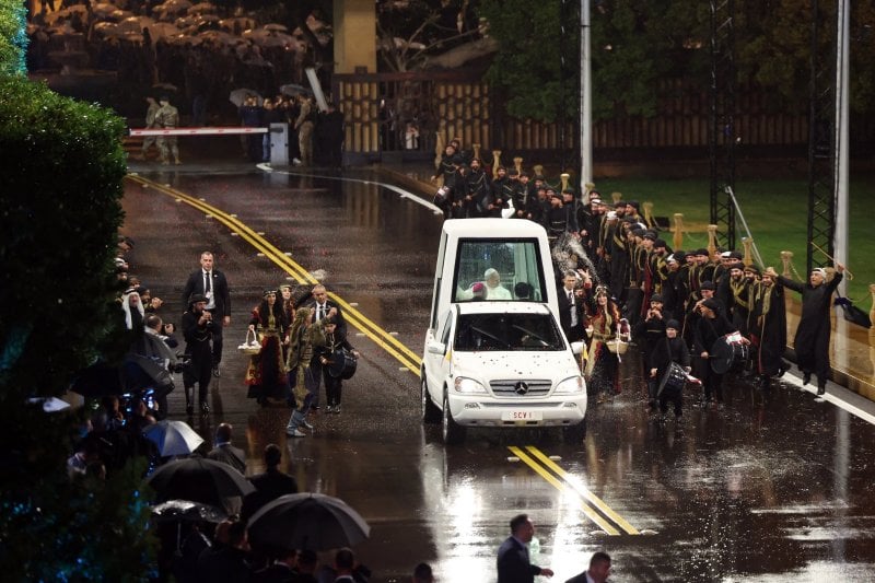 في أول محطة له خلال زيارته التاريخية... وصول الحبر الأعظم إلى قصر بعبدا (فيديو وصور)