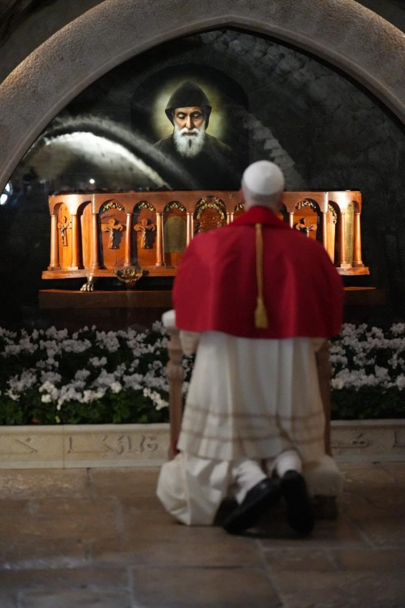 "نعمة على نعمة"... اللحظة المهيبة في عنّايا: البابا لاوون أمام ضريح مار شربل (صور)
