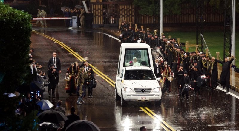 الـPopemobile… هل مُنعت في الضاحية؟
