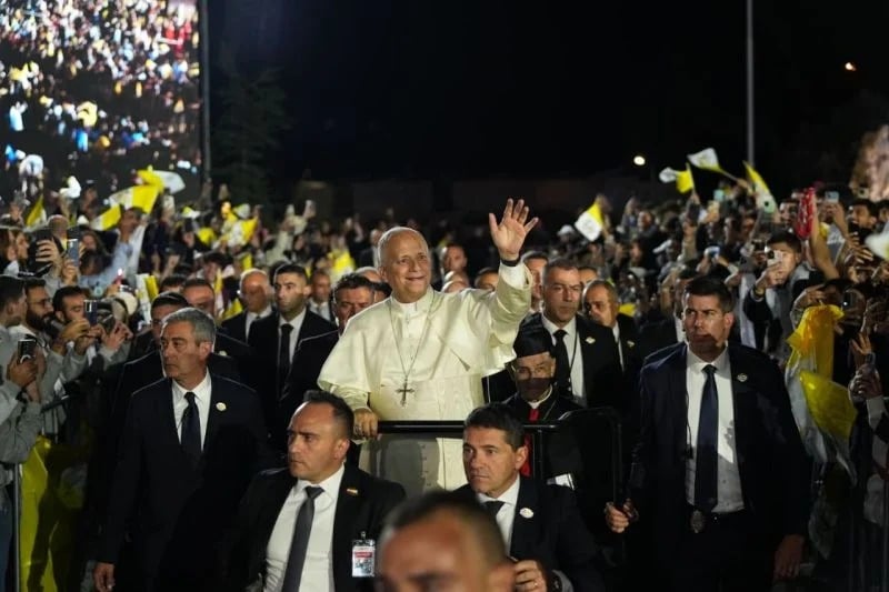 لحظة مؤثّرة في بكركي… البابا لاوون يتجوّل بين الشبيبة بلا زجاج عازل (فيديو)