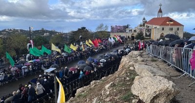 وسط استقبال شعبي كبير... البابا يصل إلى عنايا (فيديو وصور)