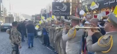 من الزوق إلى بيروت… الحشود تملأ الطرقات بانتظار مرور البابا (فيديو)
