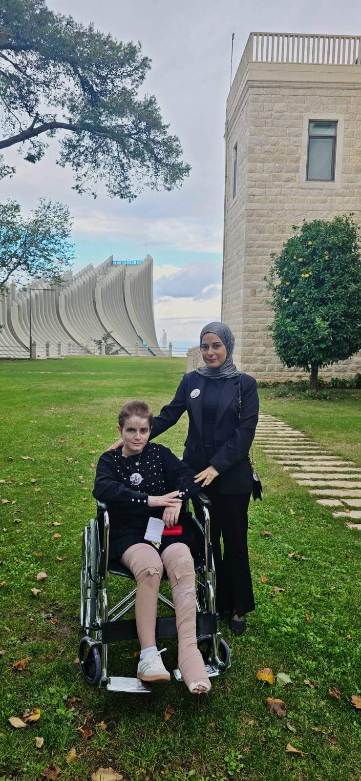 جرح بنت جبيل يجمع الإيمانين… البابا يلتقي الطفلة أسيل الناجية من الغارة (صور)