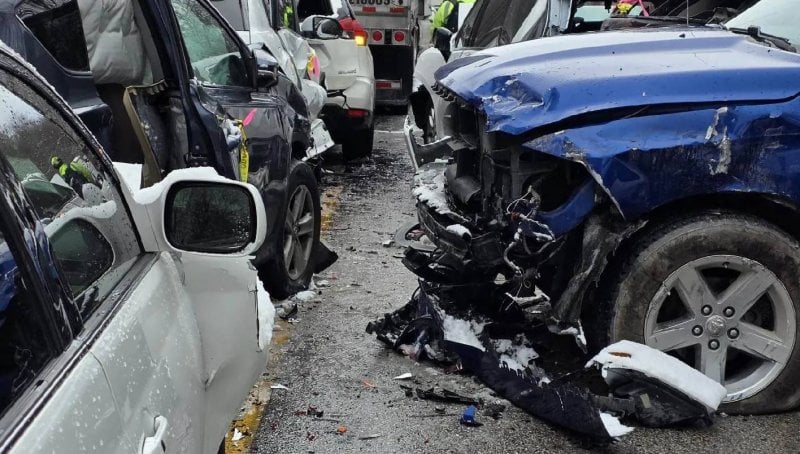 كارثة على الجليد… عاصفة ثلجية تتسبب بتصادم أكثر من 40 مركبة في أميركا!
