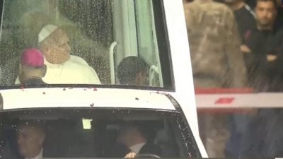 في أول محطة له خلال زيارته التاريخية... وصول الحبر الأعظم إلى قصر بعبدا