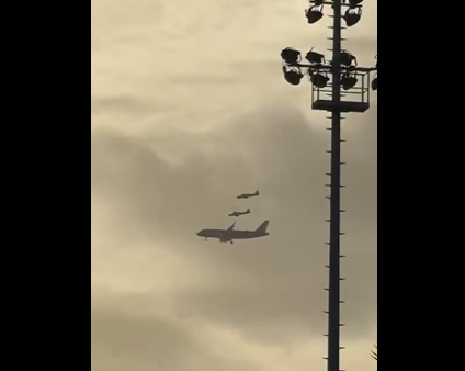 بالفيديو... طائرتان تابعتان للجيش ترافقان طائرة البابا