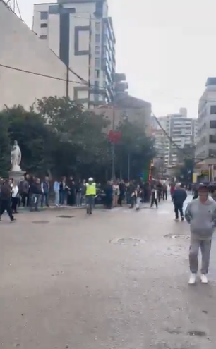 حشود تستبق الموكب البابوي… تجمّعات واسعة في جلّ الديب وضبيّة (فيديو)