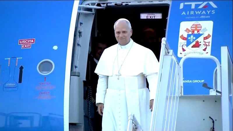 لحظة تاريخية… البابا لاوون الـ14 يصل إلى مطار بيروت! (فيديو)
