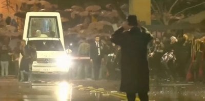 على الطريقة اللبنانية... استقبال شعبي مهيب للبابا تحت الأمطار (صور)