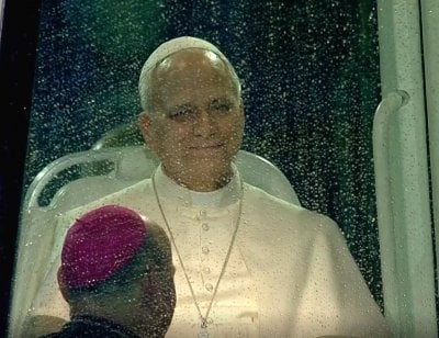 تحت زخّات المطر.. الدبكة اللبنانية ترحب بالبابا
