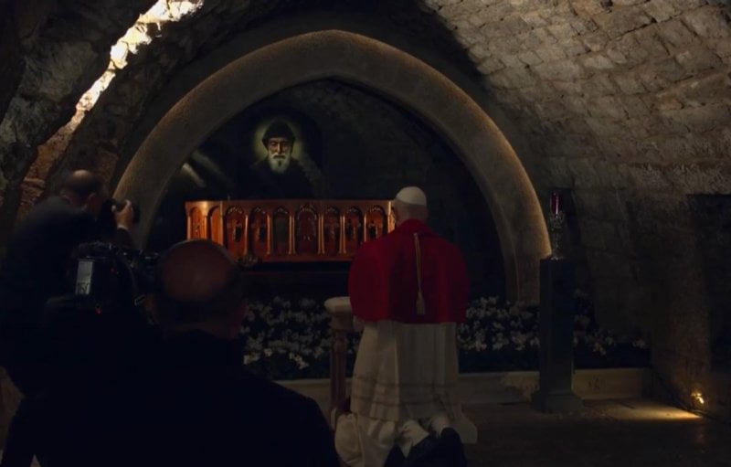 بالصورة... البابا يجثو بخشوع أمام ضريح مار شربل