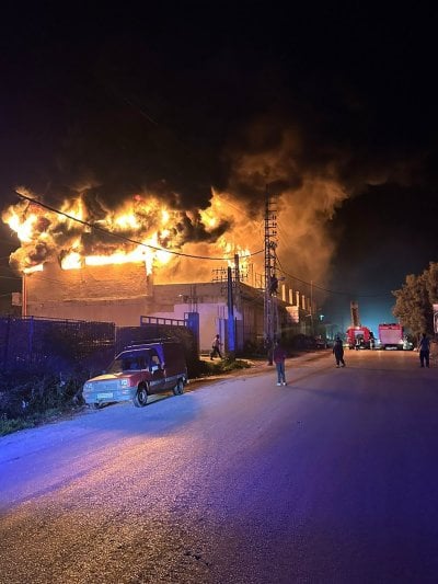 بالفيديو: حريق كبير في معمل لتدوير البلاستيك في الكورة