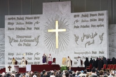 لبنان يلتقط أنفاسه تحت سماء القدّاس
