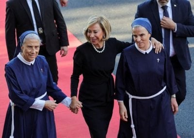 اللبنانية الأولى مع البابا مجددًا… محطة روحية مؤثرة في مستشفى دير راهبات الصليب(فيديو)