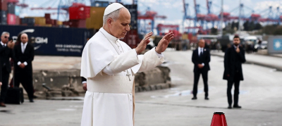 دموع وورود في المرفأ… البابا يضع إكليلًا ويصلّي على أرواح الضحايا (صور)