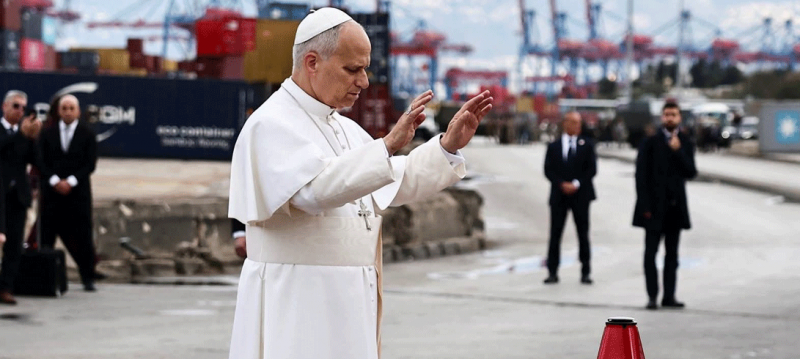 دموع وورود في المرفأ… البابا يضع إكليلًا ويصلّي على أرواح الضحايا (صور)