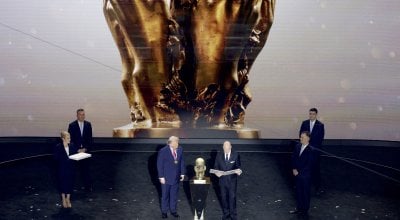 ترامب يفوز بأول جائزة 