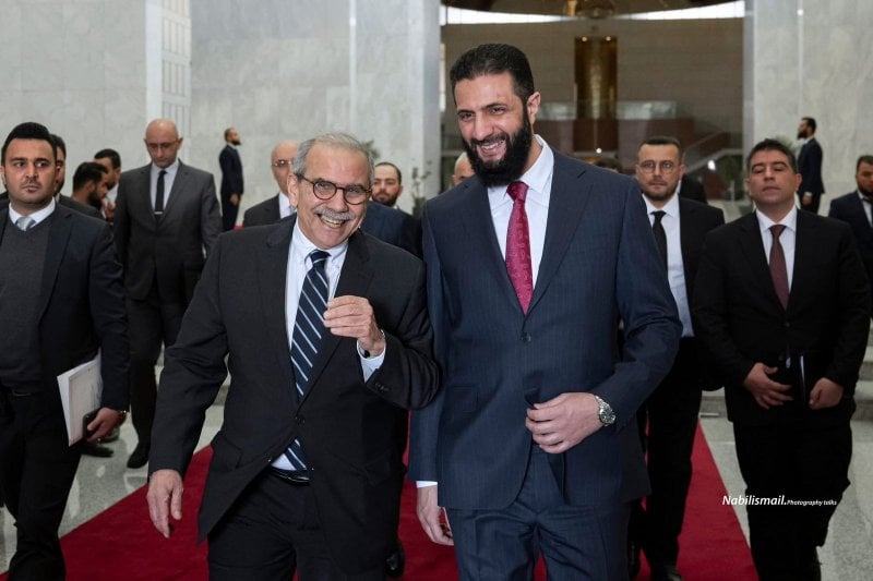 ابتسامات ورسائل إيجابية من الدوحة... ماذا وراء لقاء سلام والشرع؟