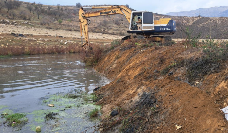 لتفادي الفيضانات… فرق الليطاني تتحرك في مقطع صغبين