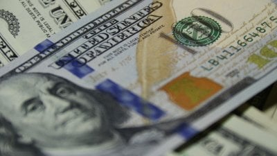 دولارات طازجة مجمَّدة.. المصرف المركزي يواصل اللعب بالنار
