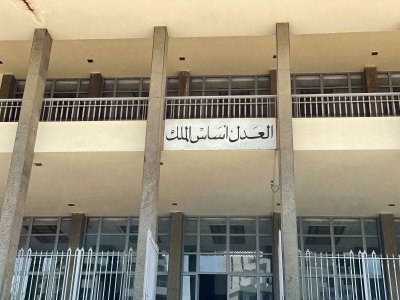 مسنّ ضحية جديدة لرنا قليلات... وهكذا إحتالت عليه وتزوجته
