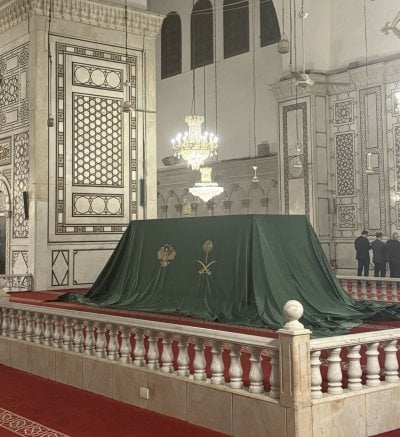 صندوق غامض داخل الجامع الأموي يثير الجدل في دمشق