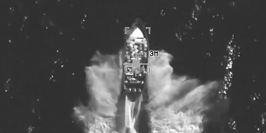 بالفيديو… ضربة أميركية تستهدف قاربًا يُشتبه بتهريبه المخدرات
