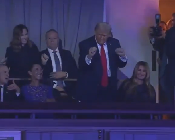 ترامب يخطف الأضواء في قرعة المونديال برقصة “YMCA” (فيديو)