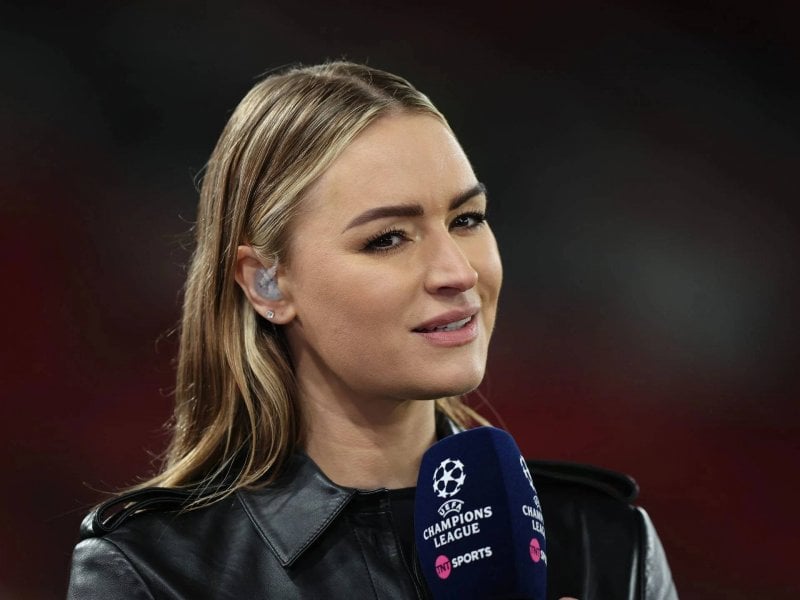 قبل المباراة بدقائق… تعثّر المذيعة يربك البث المباشر (فيديو)