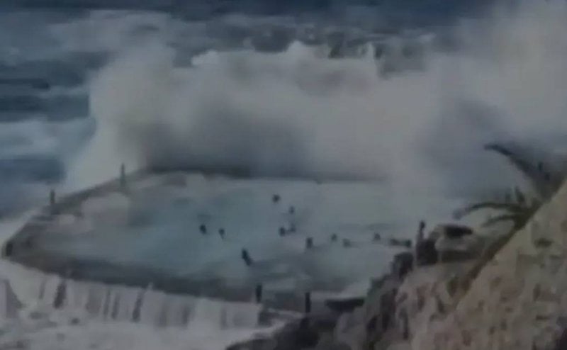 كارثة بحرية في جزر الكناري… 4 قتلى بسبب موجة عملاقة (فيديو)