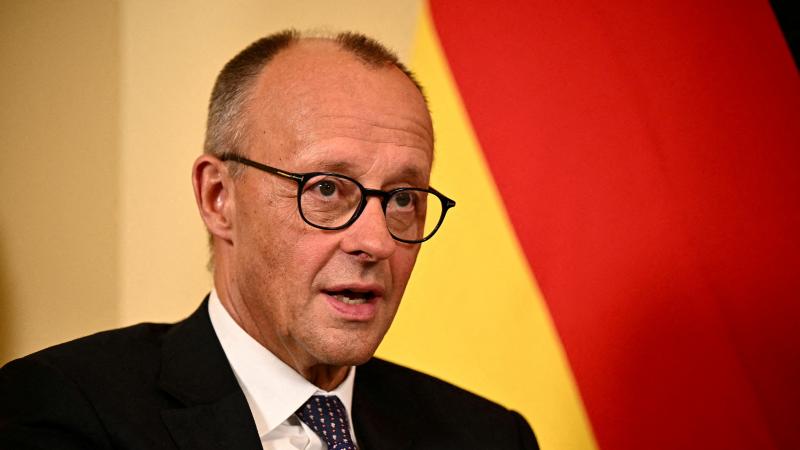 قبل زيارة إسرائيل… المستشار الألماني يدعو السلطة الفلسطينية إلى إصلاحات عاجلة