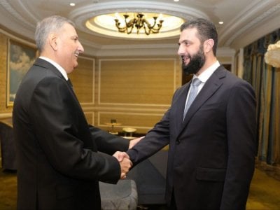 الشرع يلتقي مسؤولًا منشقًا عن نظام الأسد في الدوحة