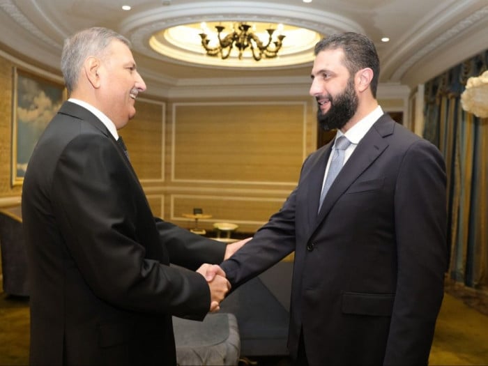 الشرع يلتقي مسؤولًا منشقًا عن نظام الأسد في الدوحة