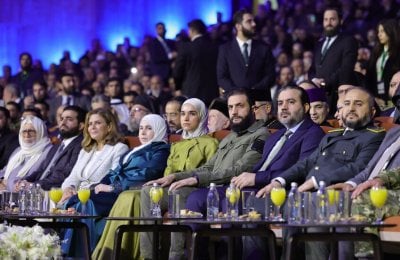 بالفيديو: الشرع وعقيلته يبكيان تأثّرًا بشهادات ضحايا النظام السابق